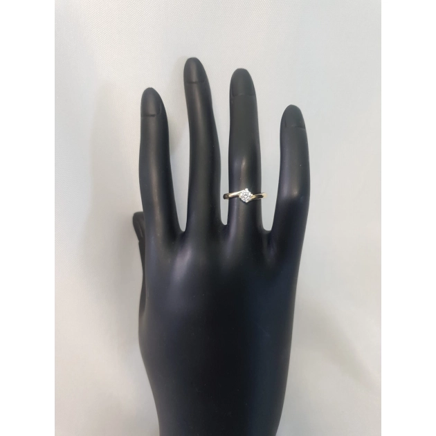 Elegantiškas moteriškas geltono aukso žiedas su cirkoniu 585