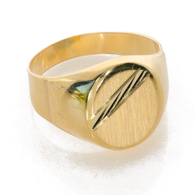 Stilingas vyriškas geltono aukso žiedas-sygnetas su raižiniais 585