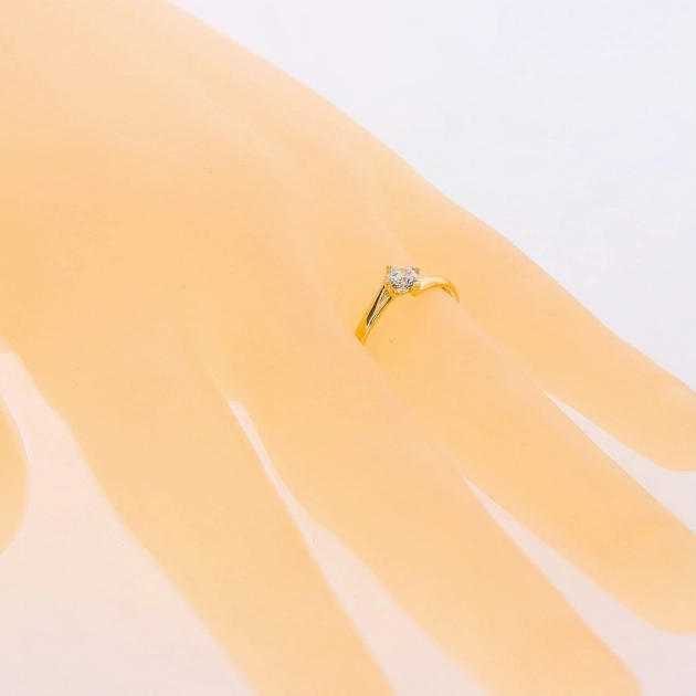 Elegantiškas moteriškas geltono aukso žiedas su cirkoniu 585