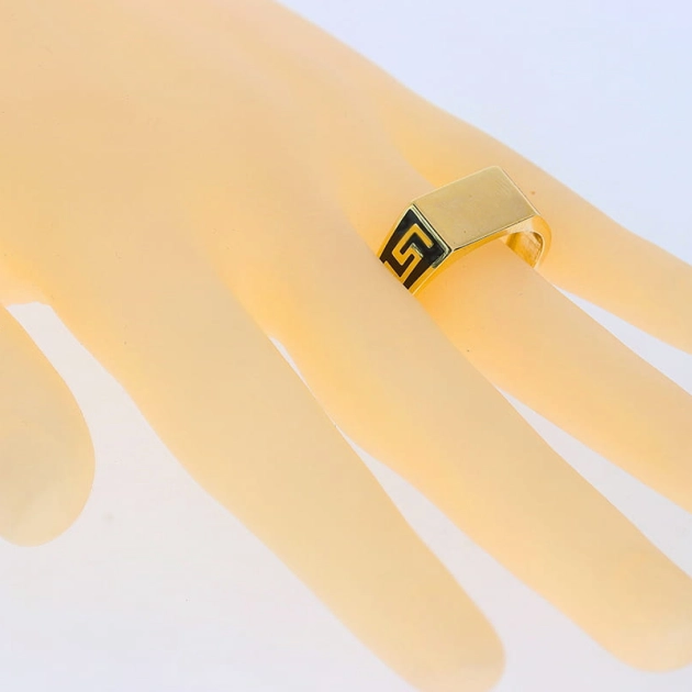 Stilingas vyriškas geltono aukso žiedas su juodu raštu 585